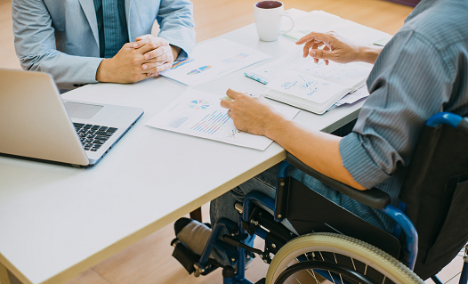 Integrarea persoanelor cu dizabilități pe piața forței de muncă din România. Ce trebuie să știe companiile.